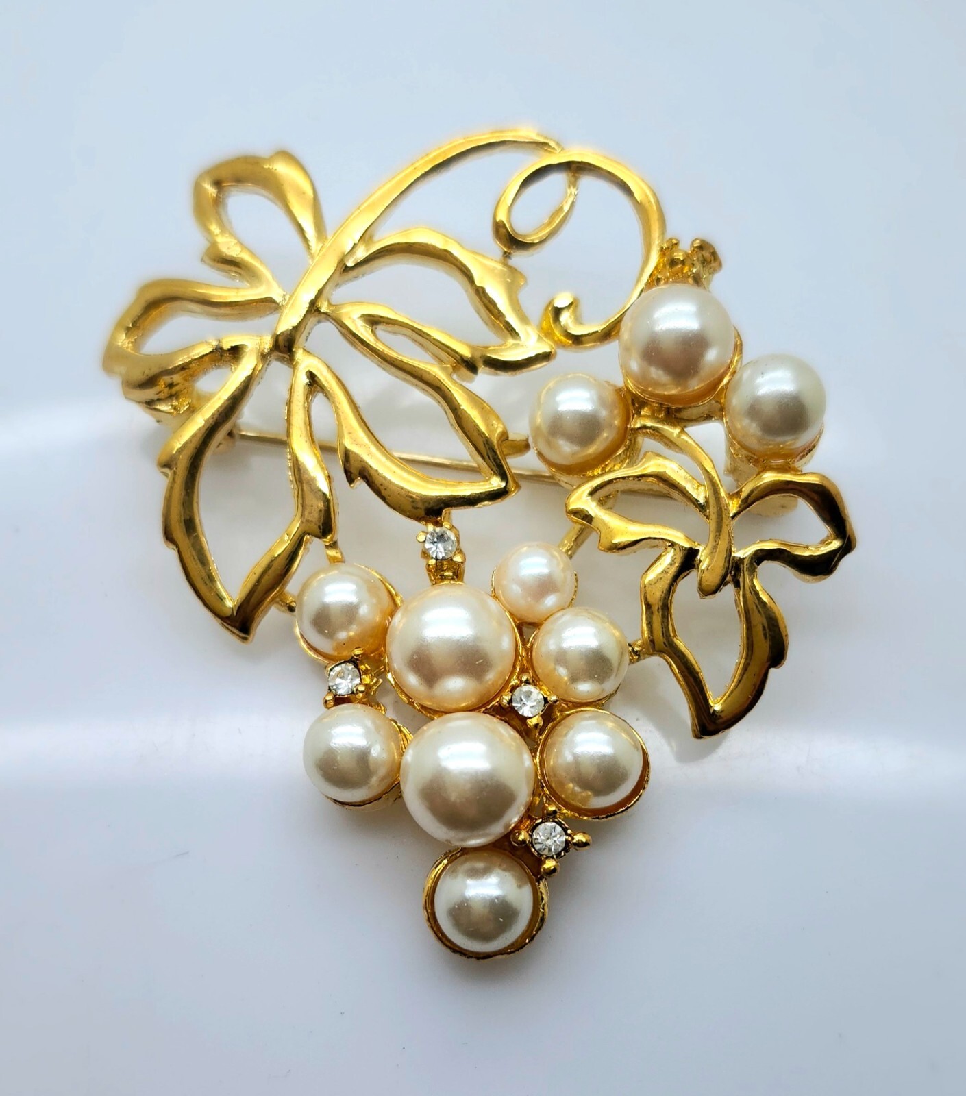 elegant Vintage style Gold Tone Bunch of grapes shape fashion jewelry Brooch/pin