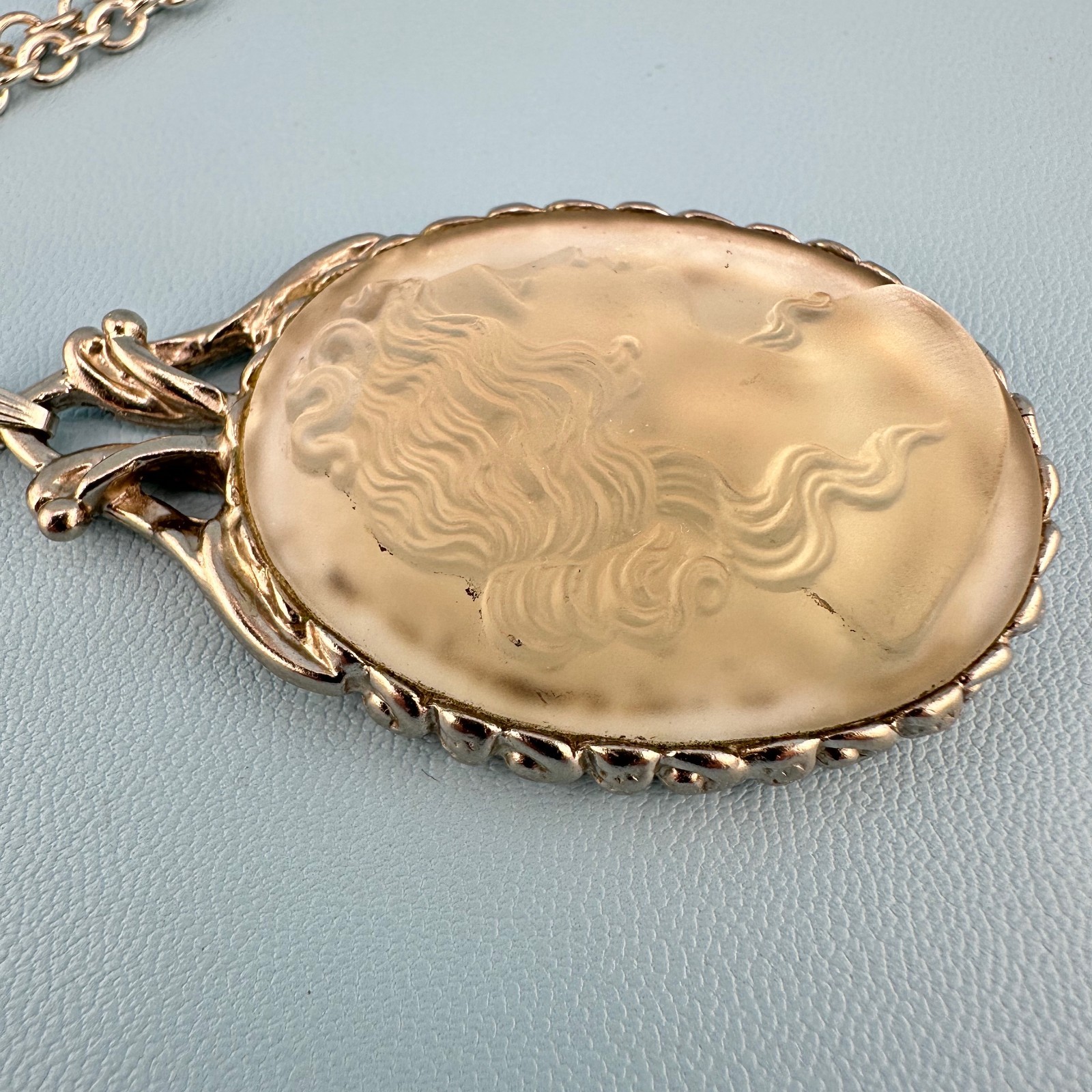 Vintage Frosted Opaque Glass Cameo Pendant Necklace Silver Tone Off White 28″