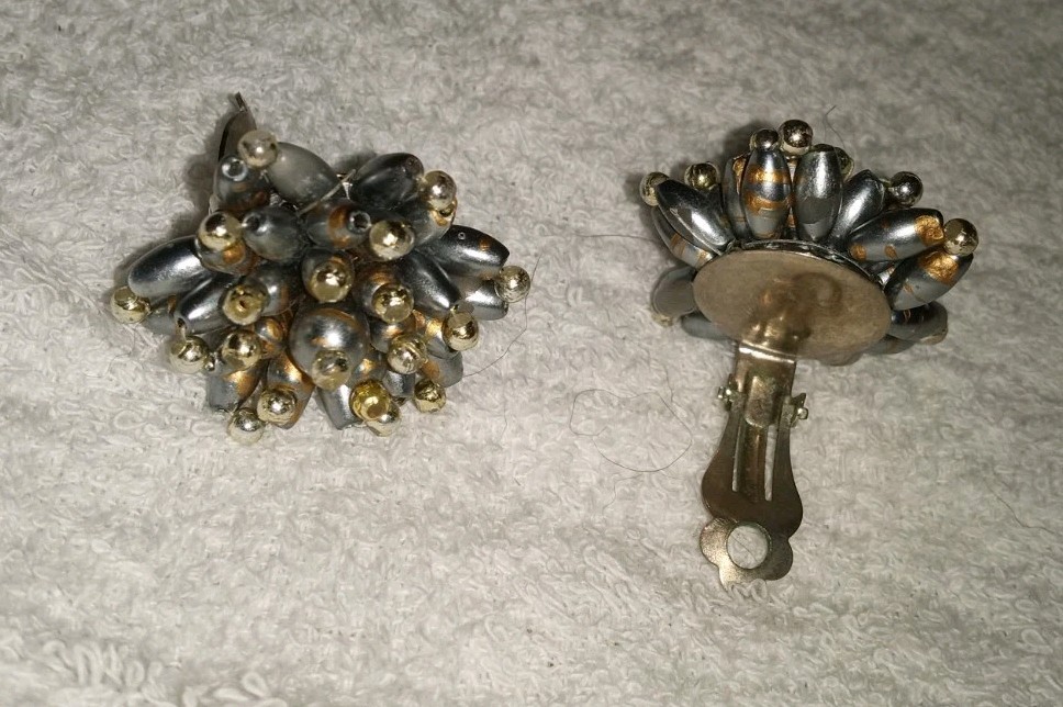 Vintage “Fireworks” Unbranded Clip-On Earrings Lightweight non-magnetic About1″