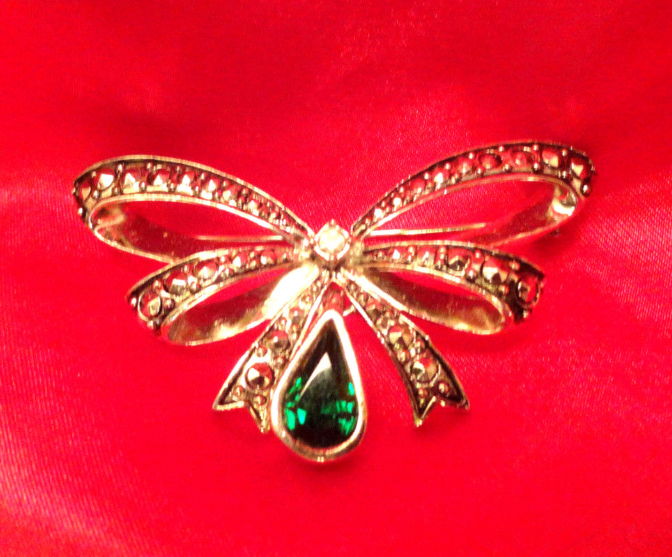 VINTAGE AVON MAY EMERALD BIRTHSTONE MARCASITE BOW RIBBON BROOCH
