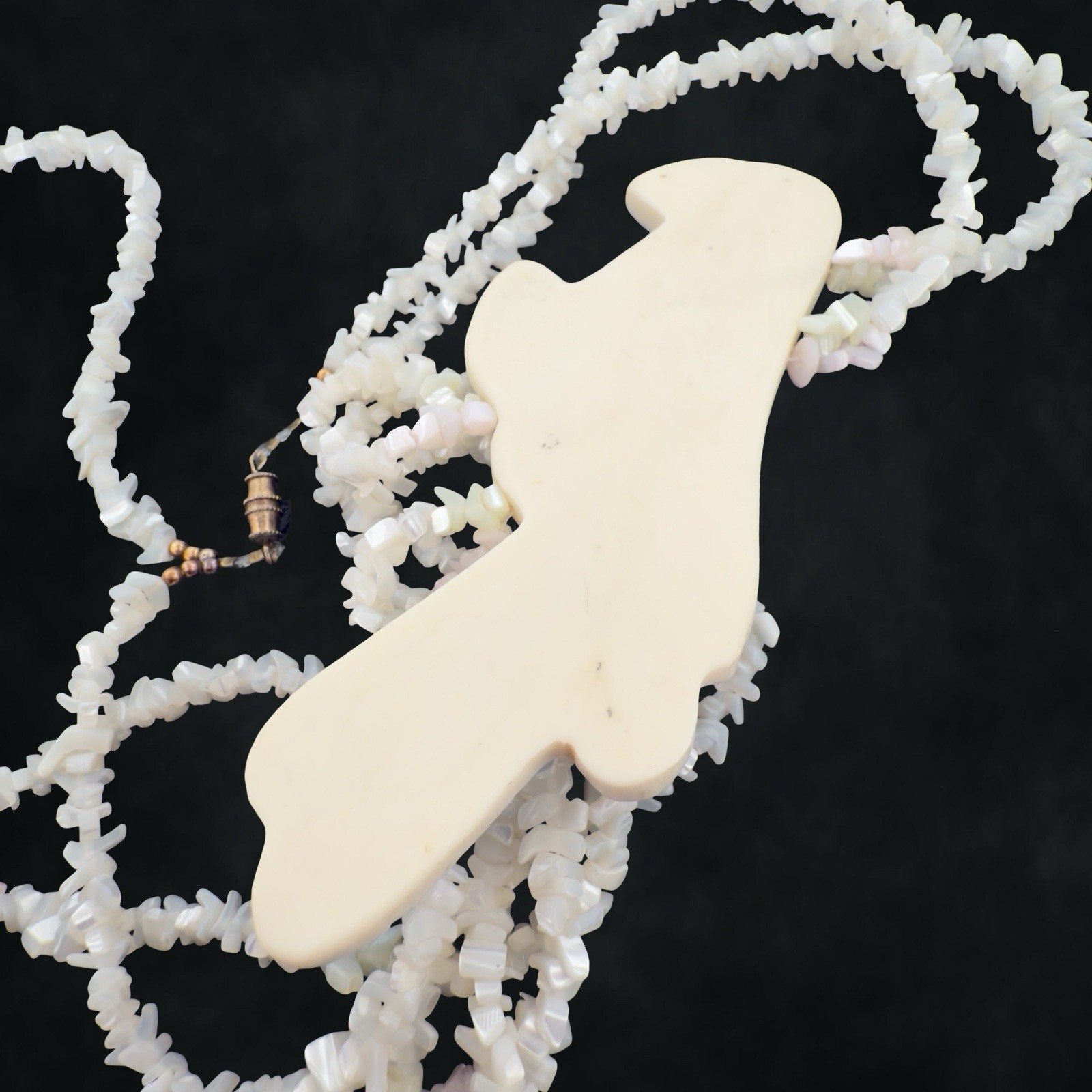 Vintage HUGE 4.5″ Inlay Parrot 🖤 Bird Shell MOP Abalone Shell Layered Necklace