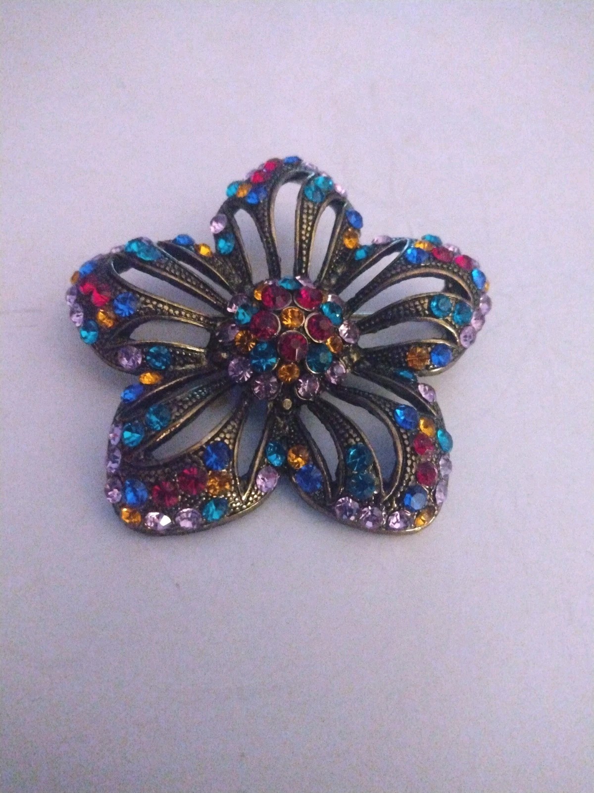 Vtg Costume Jewelry Sparkly Multi Color Glass Rhinestone Gold Tone Brooch Pin