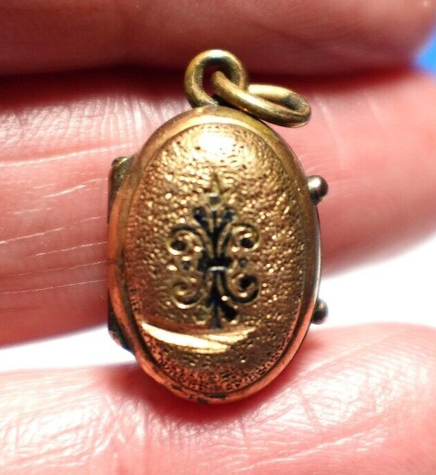 GOLD FILLED EGG LOCKET ANTIQUE INITIALS “CM” ENAMEL 12 X 18 MM 2.8 GM J-528