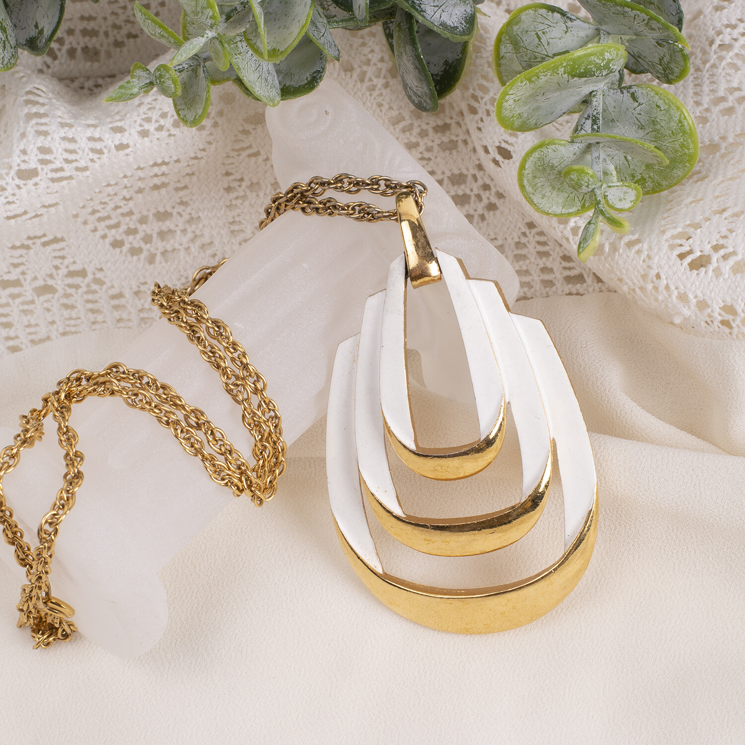 Vintage Crown Trifari 3 Layer White Enamel Doorknocker Pendant 22 1/2″ Necklace