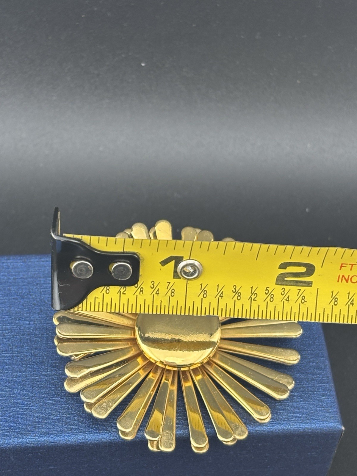 Daisy Flower 1960’s Mod Retro Pop VTG Gold Tone 3D Brooch Pin