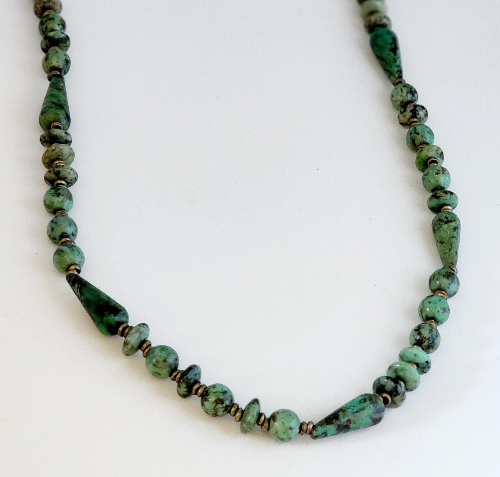 NATURAL JASPER STONES GREEN GRAINED ASYMMETRICAL SHAPES 25″ LENGTH NECKLACE VTG