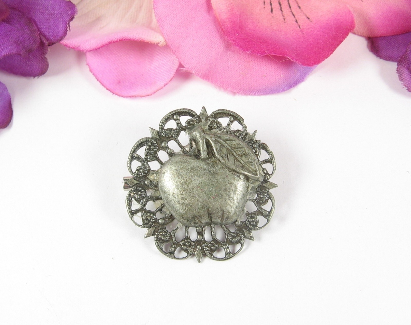 APPLE With Leaf On FILIGREE Brooch Vintage Scatter Pin Silvertone Round 1 1/4″