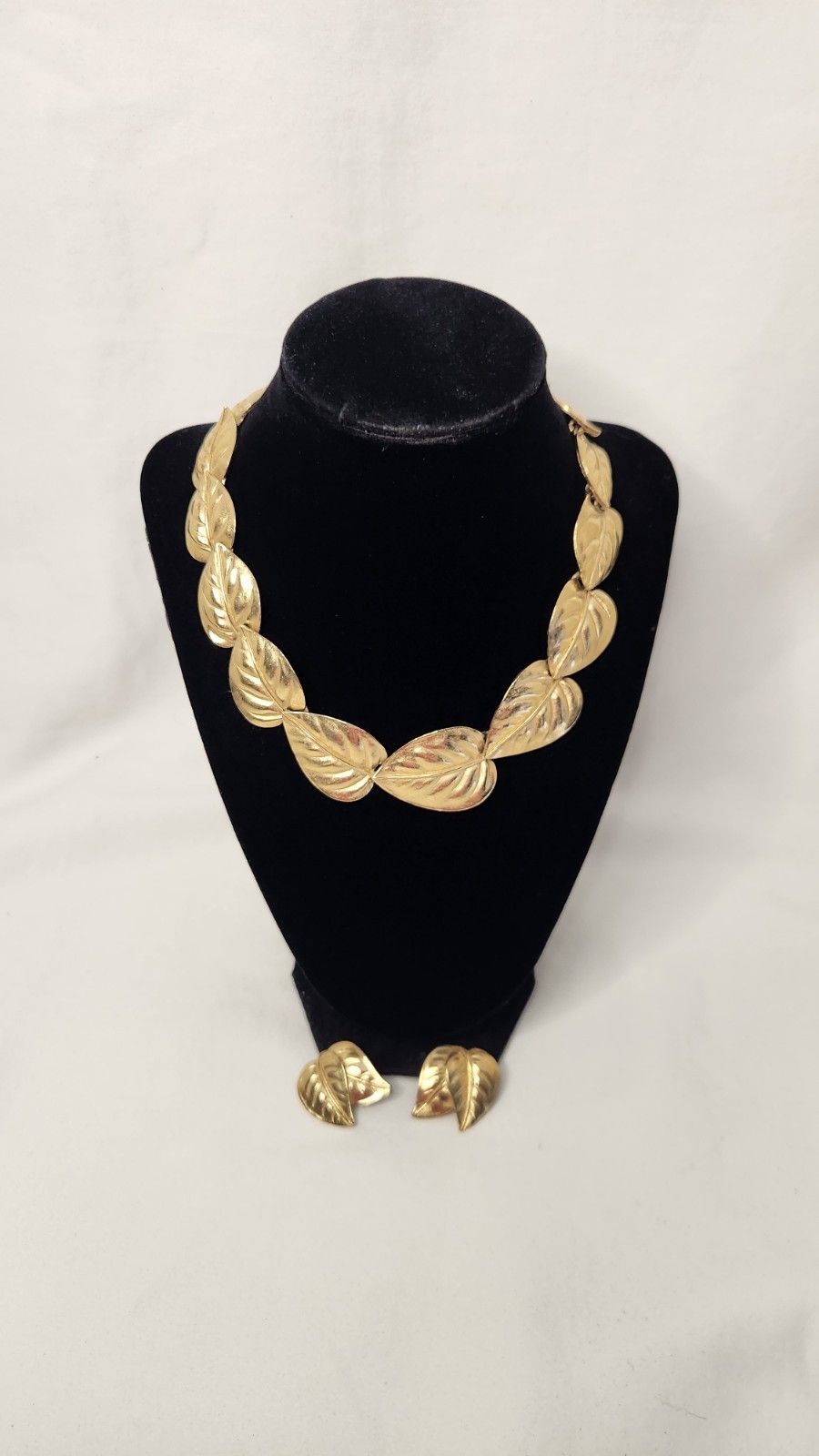 Vintage TRIFARI Gold Tone Jewelry Set Leaf Link Necklace with Earrings