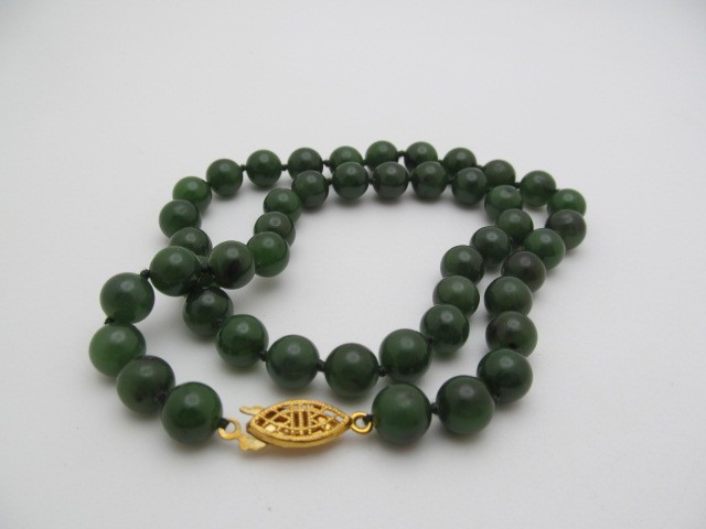 Vintage Green Jade Natural Stone 8.25mm Knotted Round Ball Necklace 17.5 In