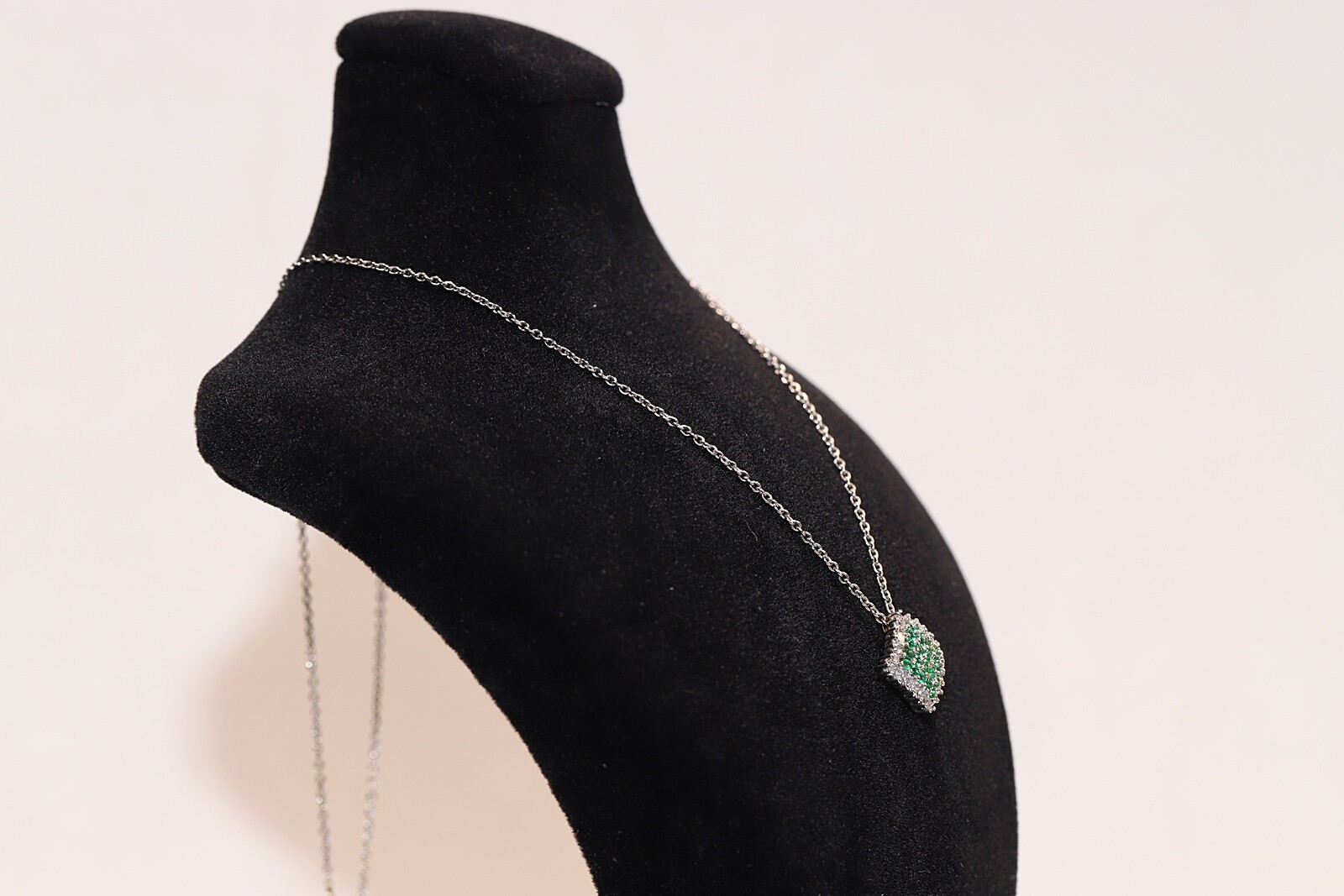 Vintage 18k Gold Natural Diamond And Emerald Decorated Necklace