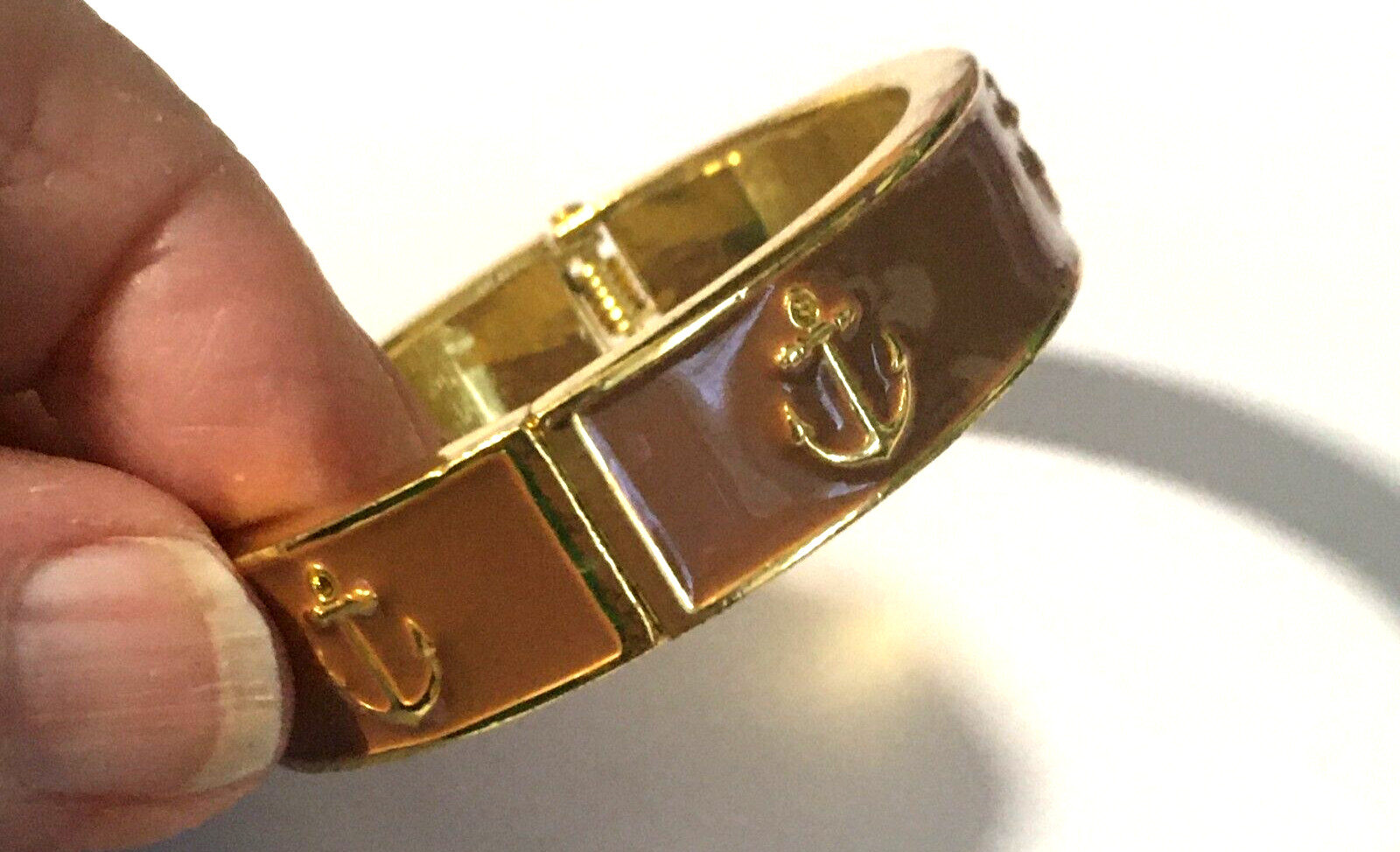 VINTAGE MAUVE ANCHOR HINGED BRACELET GOLD TONE 2 3/8″ DIAMETER