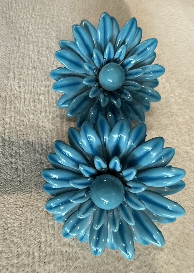 VINTAGE BLUE ENAMEL METAL DAISY FLOWER POWER CLIP-ON EARRINGS