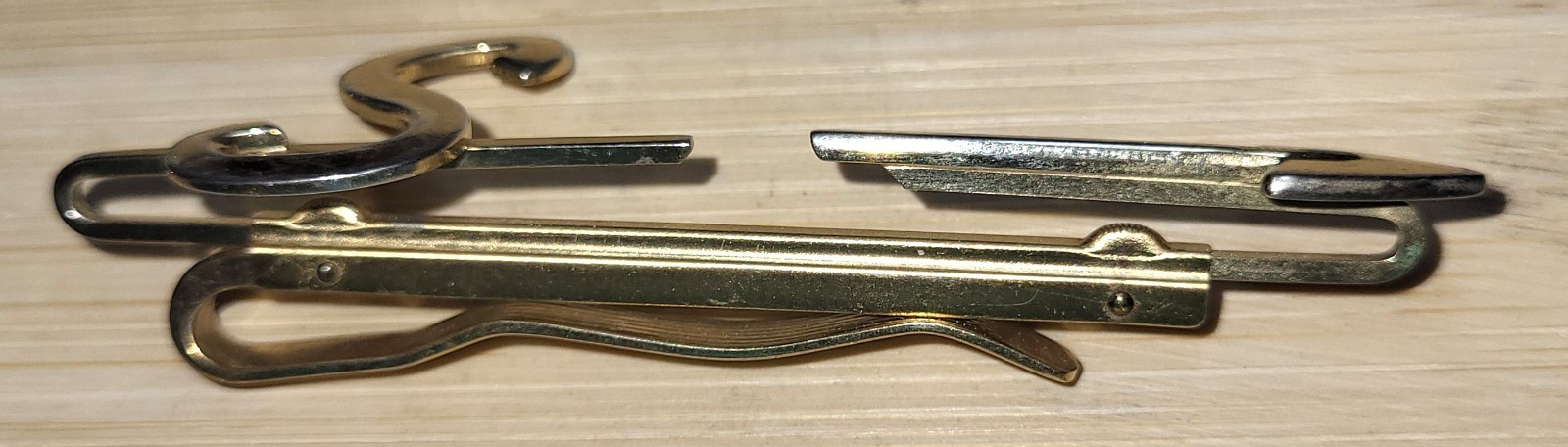 HICKOK USA Goldtone Letter S Expanding Tie Clasp 3″ To 4″ Long Signed Great Cond