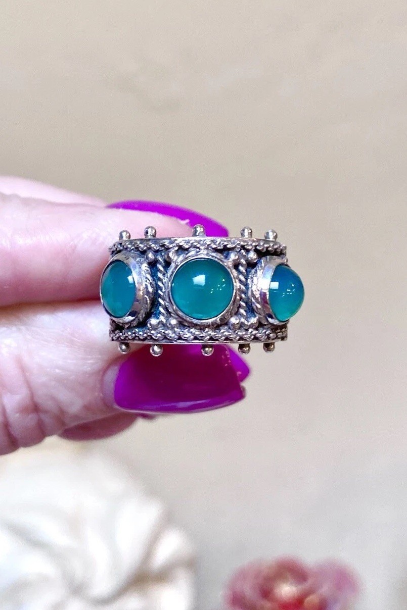 BEAUTIFUL Vintage Italian .800 Silver Green Chalcedony Ornate 3-Stone Band Ring