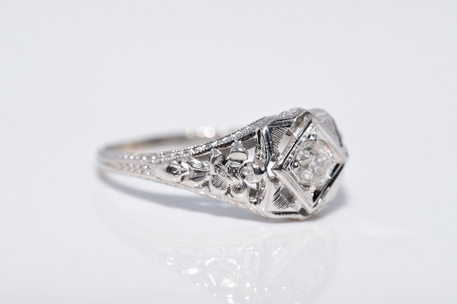 Antique Circa 1920s Handcrafted Art Deco 18k Gold Natural Diamond Ring