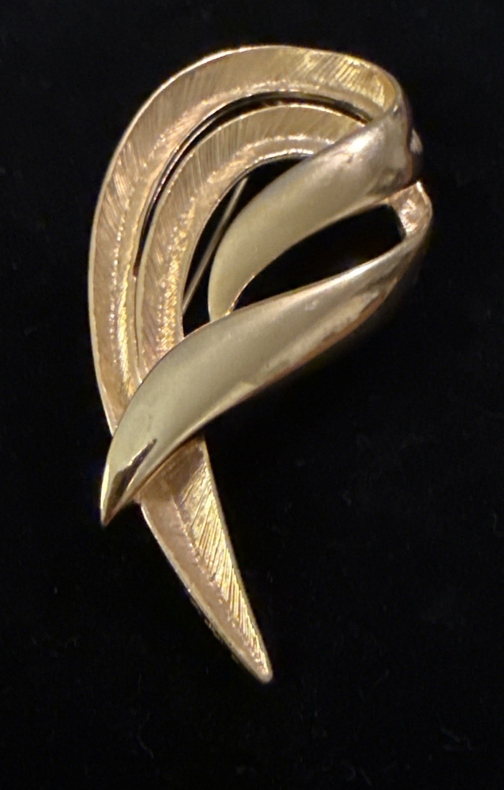 Vintage Gold Tone Modernist Swirl Ribbon Brooch Pin Abstract Statement