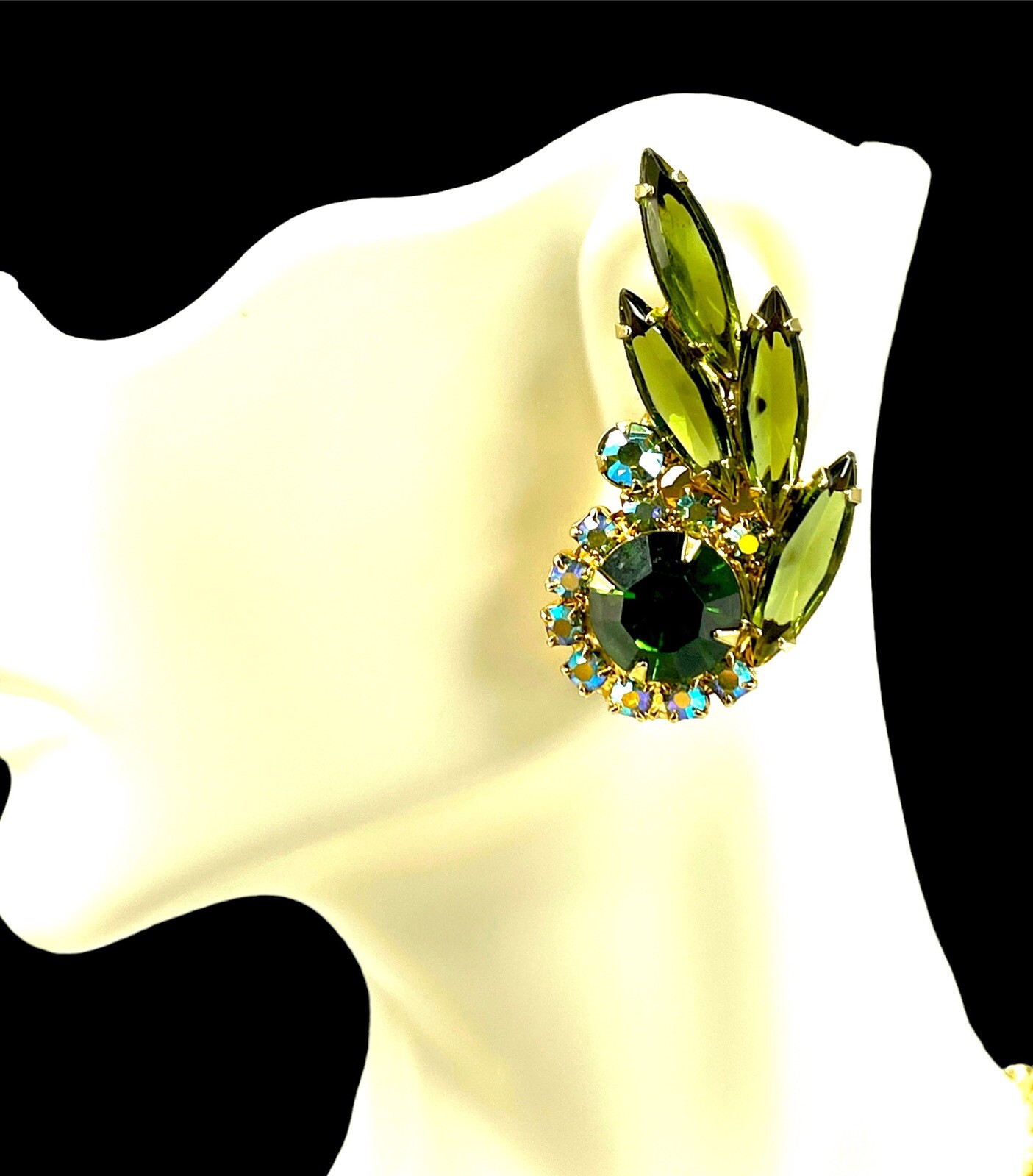 1962 JULIANA D&E EMERALD RHINESTONE MEDALLION DANGLES NECKLACE EARRINGS SET BOOK