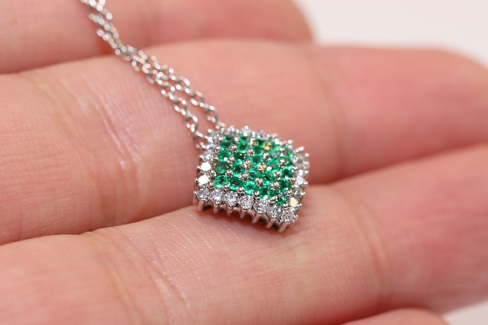 Vintage 18k Gold Natural Diamond And Emerald Decorated Necklace