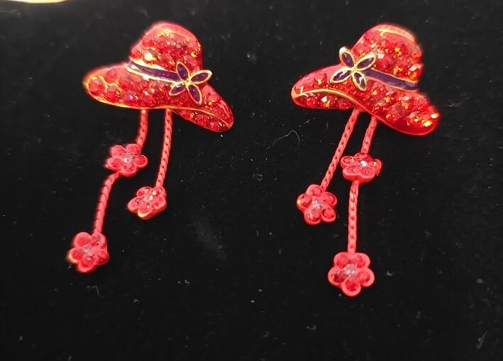 Red Hat society 3Pc Jewelry Key Chain 2 Pair Earrings Vintage