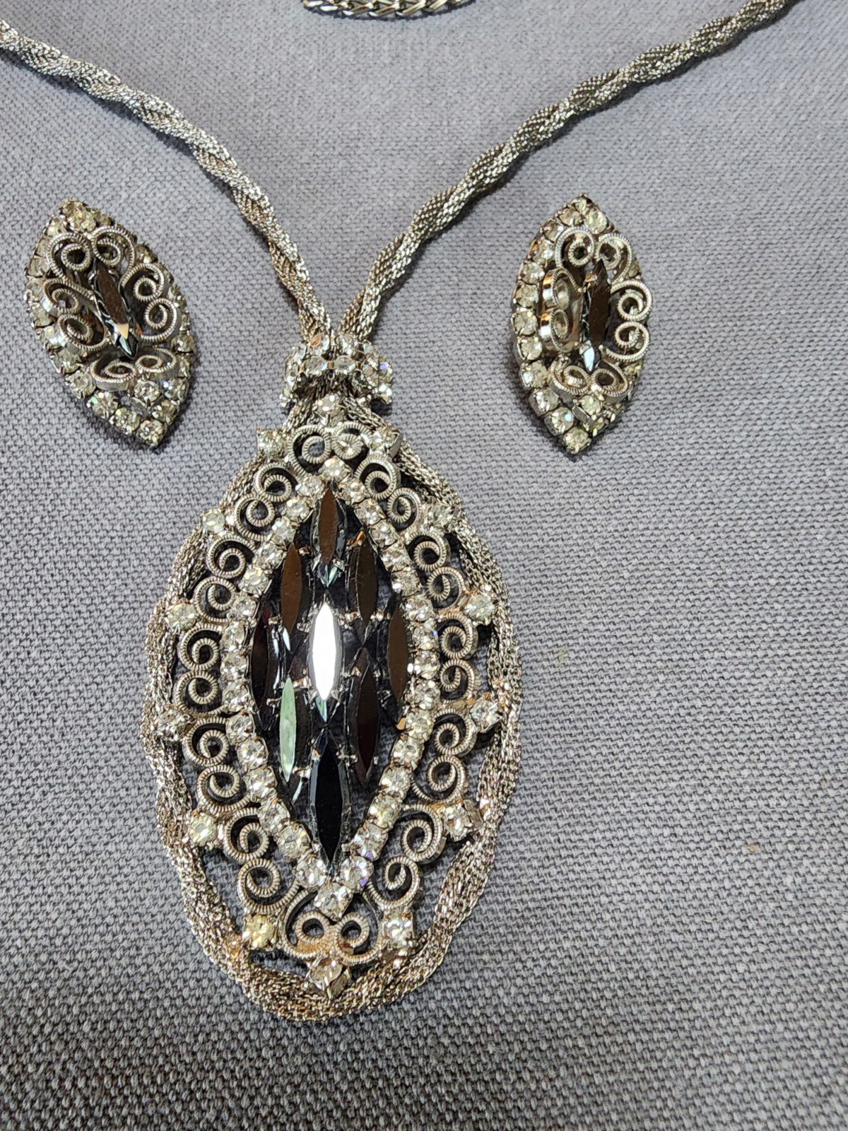 Juliana DeLizza Elster Hematite Necklace And Earrings Silvertone Filigree Mesh