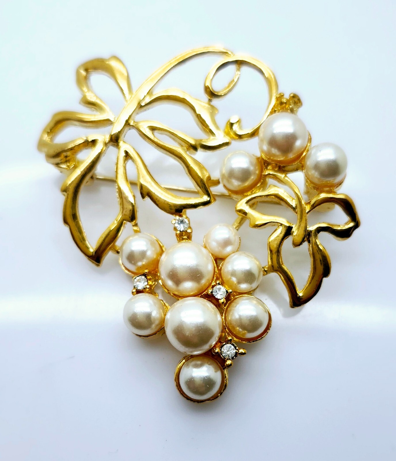 elegant Vintage style Gold Tone Bunch of grapes shape fashion jewelry Brooch/pin