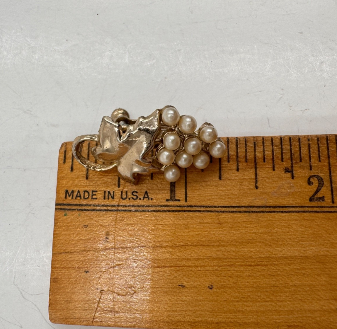 GRAPE CLUSTERS FAUX GLASS PEARLS WITH GOLD LEAF PRETTY VNTG EARRINGS SCREW BACKS