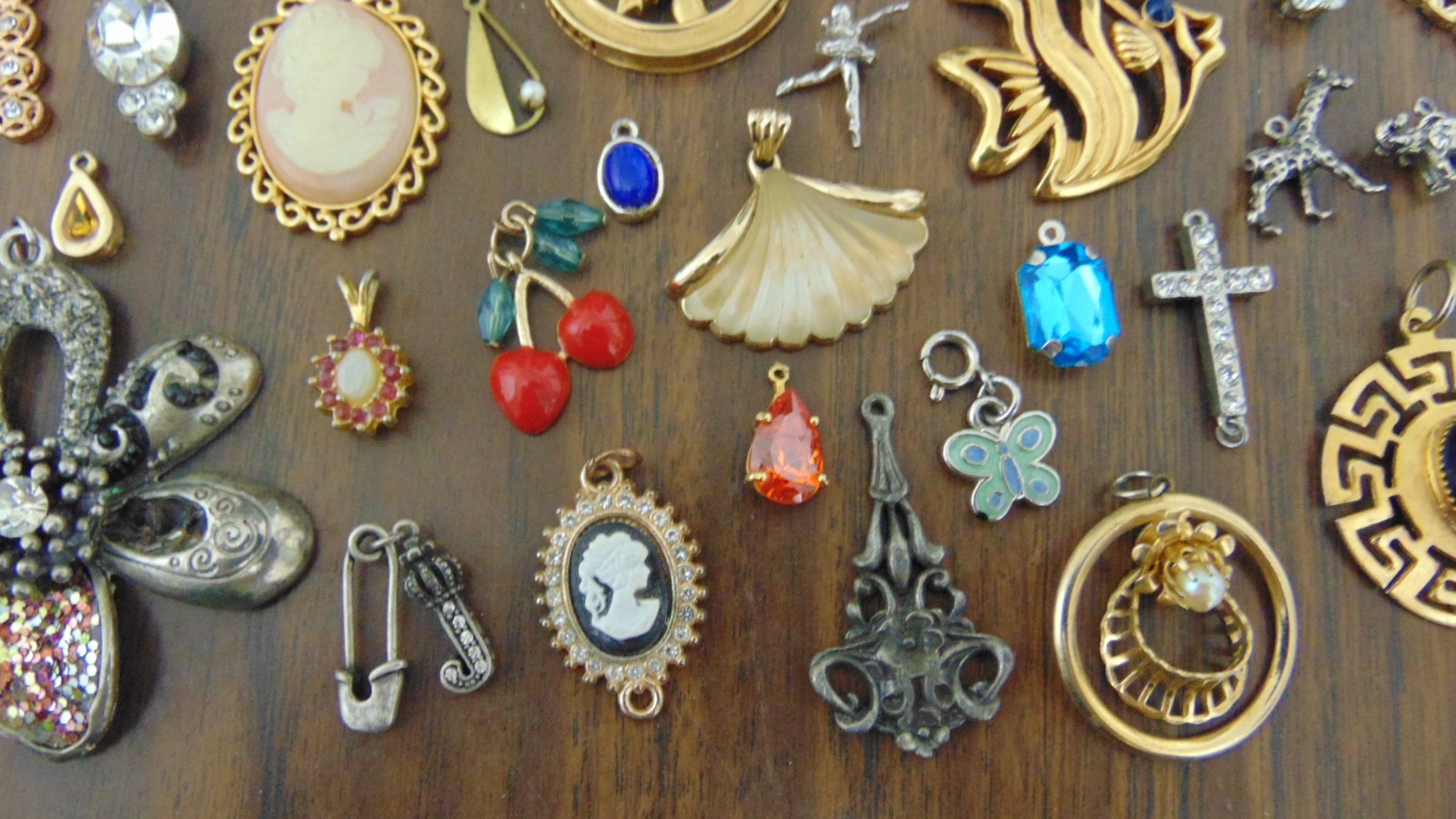Huge Vtg lot of 141 Estate Pendants & Charms Mixed Materials And Styles
