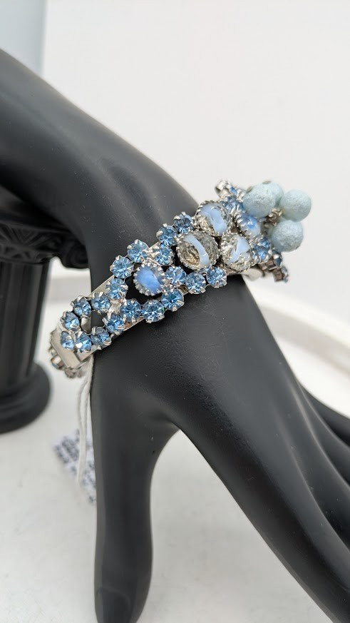 Vintage D & E JULIANA Clamper Bracelet VERIFIED Blue Givre Rhinestone Beaded