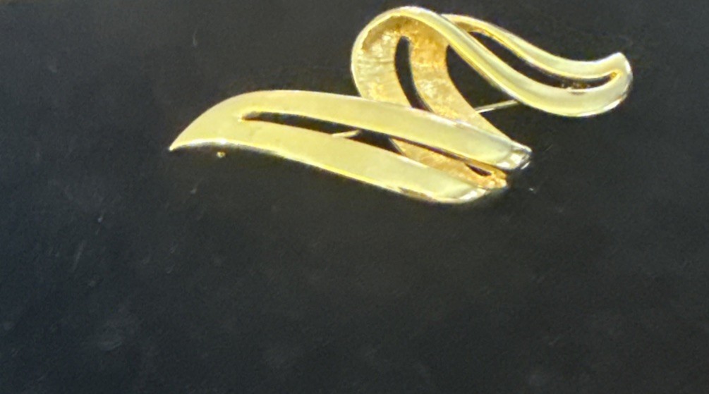Vintage 1980’s Gold Tone Double Swirl Ribbon Brooch Pin 3” Statement Modernist