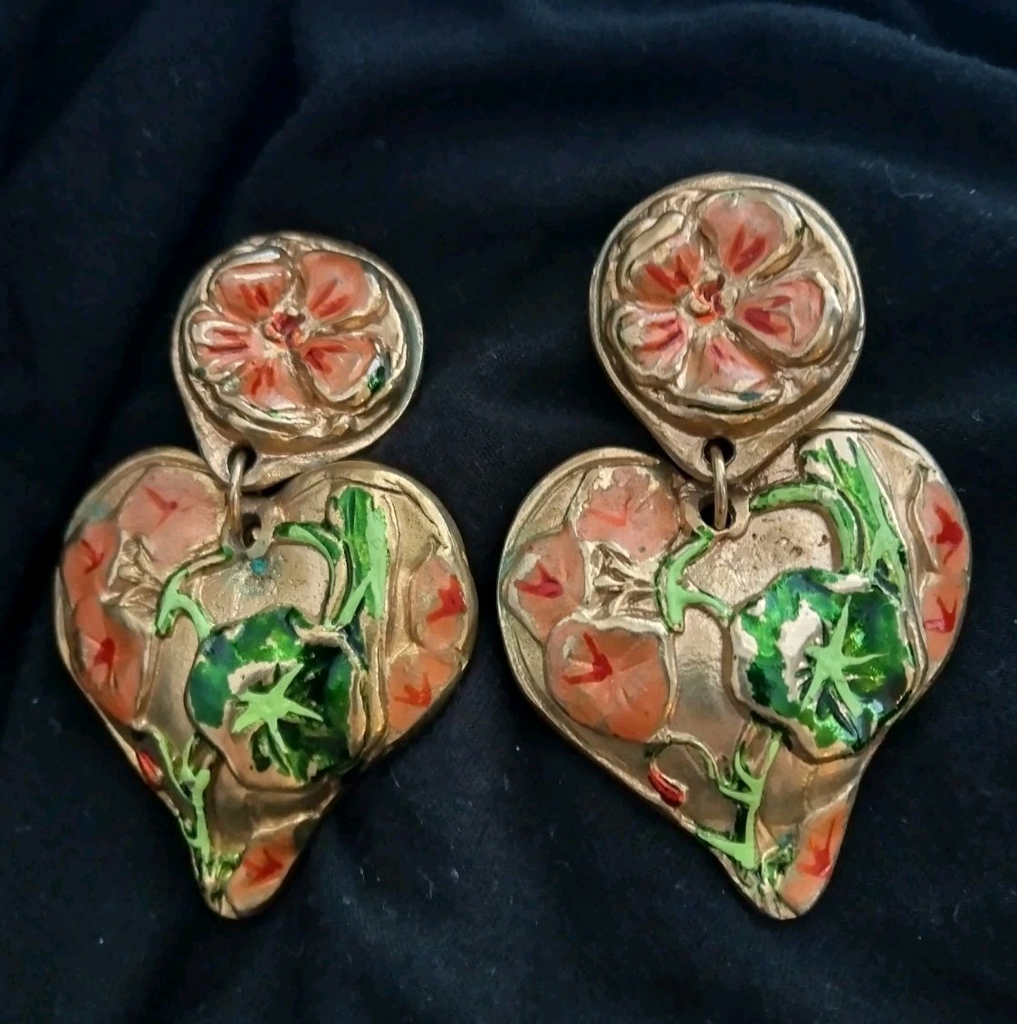 RARE VINTAGE 1980s LA ROSE POURPRE PARIS GOLDTONE FLORAL ENAMAL CLIP ON EARRINGS