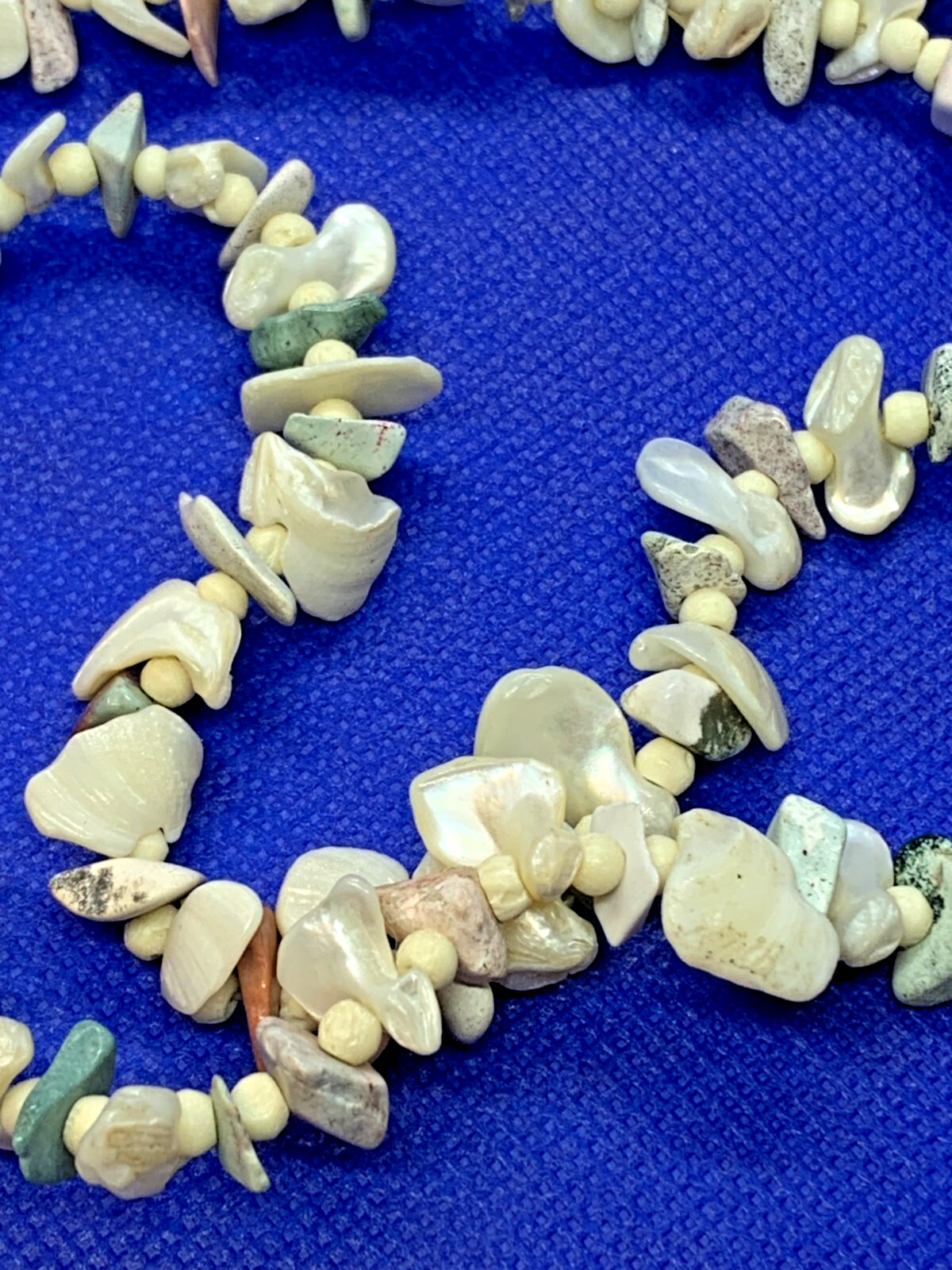 Vintage Women’s Mother-Of-Pearl Beaded Rock and Shell Strand Necklace