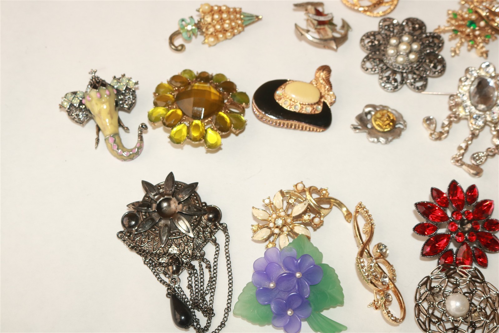 LOT OF 20 DIFFERENT VINTAGE TO MODERN BROOCHES PINS – Lot #9
