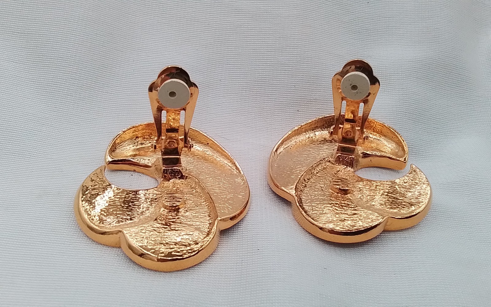 1.75″ PURPLE PINK RED ENAMEL INLAY GOLDTONE VINTAGE ESTATE CLIP-ON EARRINGS