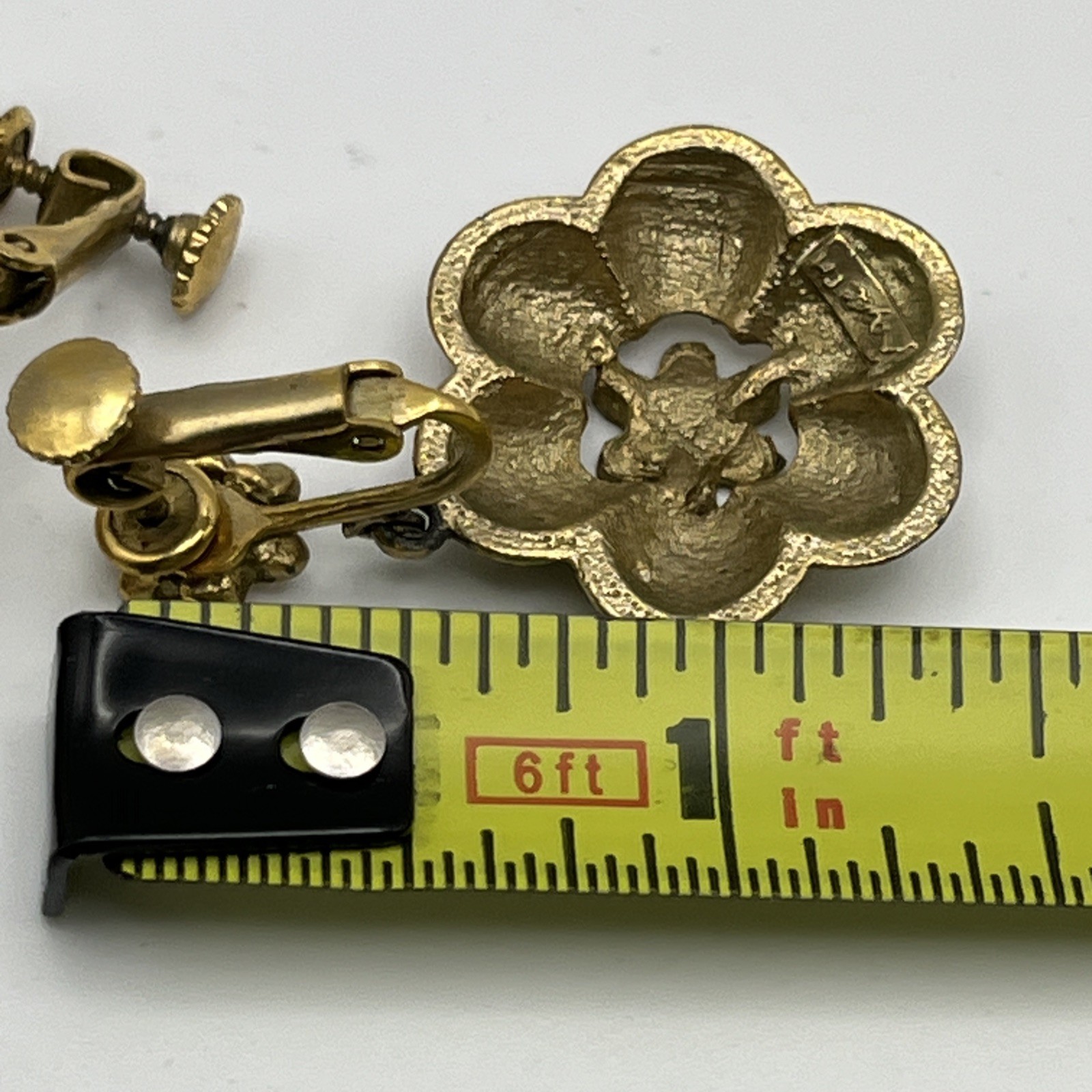 Vintage Beautiful Goldtone Daisy Flower Adjustable Clip On Earrings 1970s