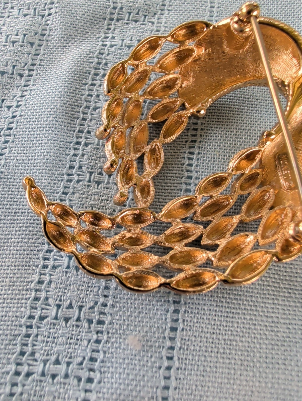Monet Brooch Gold Tone Modernist Swirl Ribbon Pin Vintage Mid Century