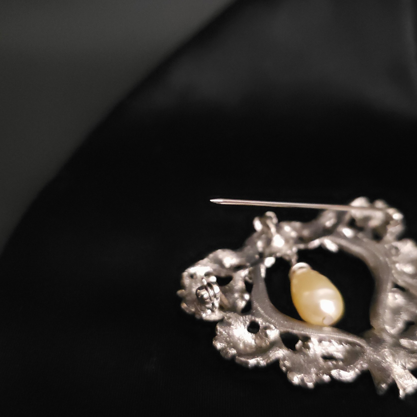 Vintage 1990s Teardrop Pearl Brooch Floral Heart Wreath Marcasite Victorian Goth