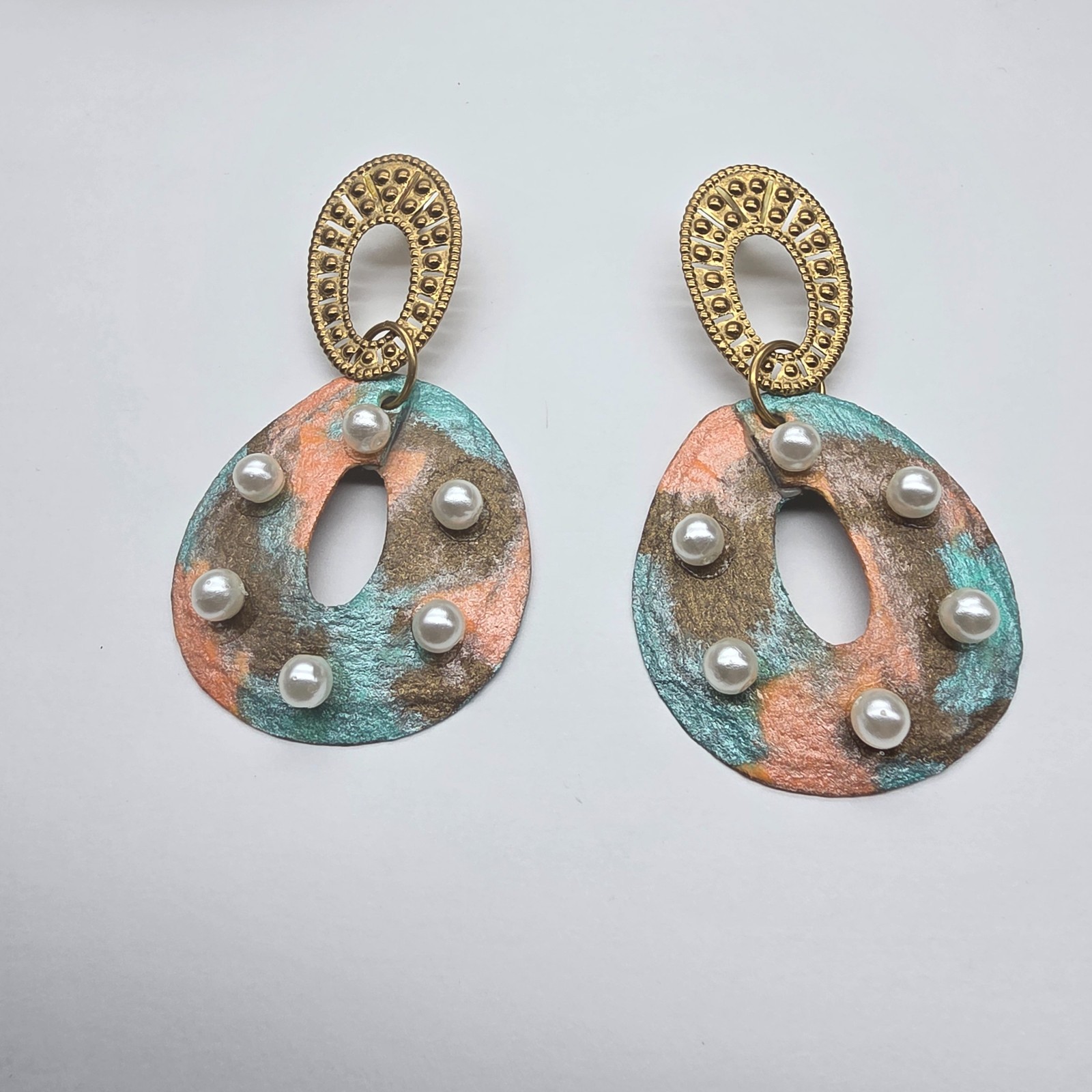 Peach Brown Blue Painted Paper Mache Gold Tone Dangle Pierced Earrings Vintage