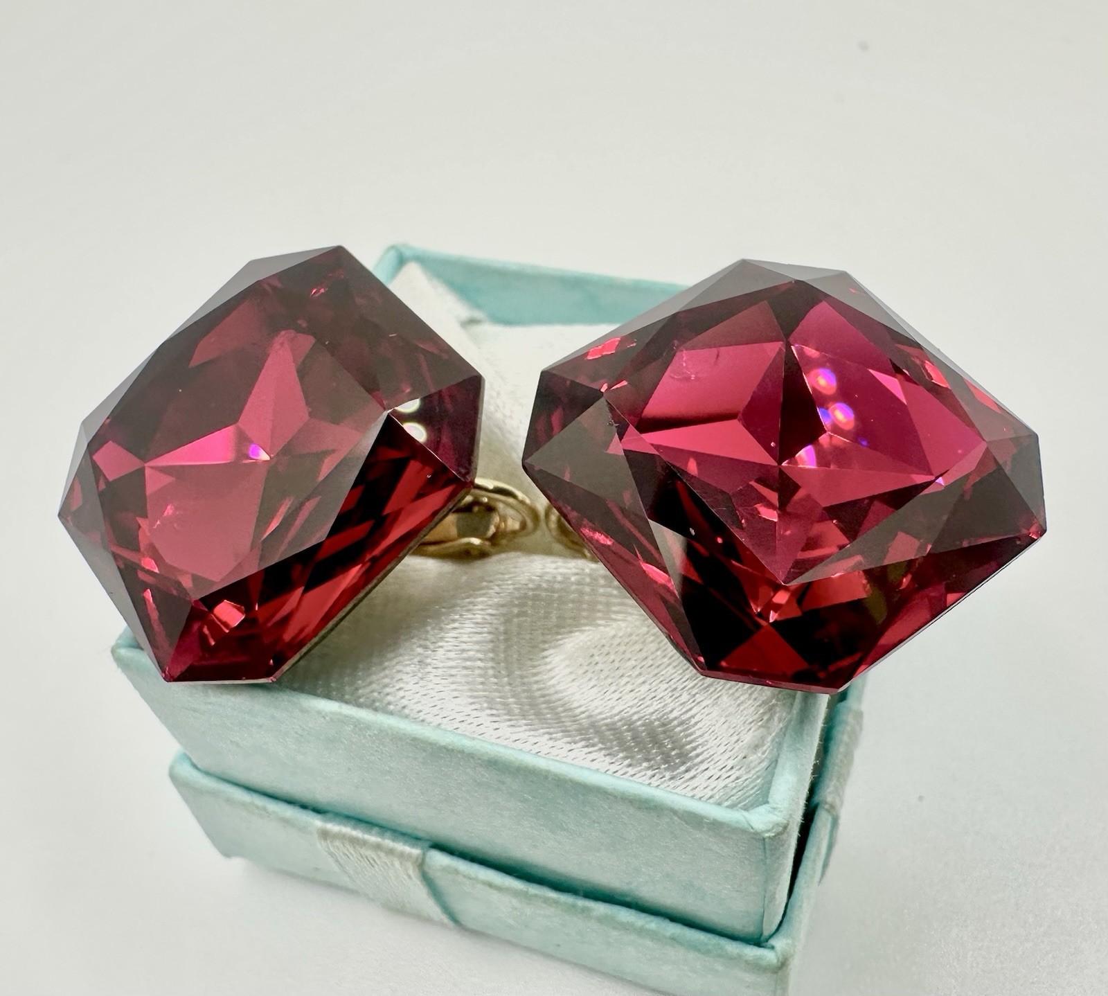 VTG Fuchsia Pink Red Crystal? Clip Earrings Gold Tone Runway Designer Rare Read