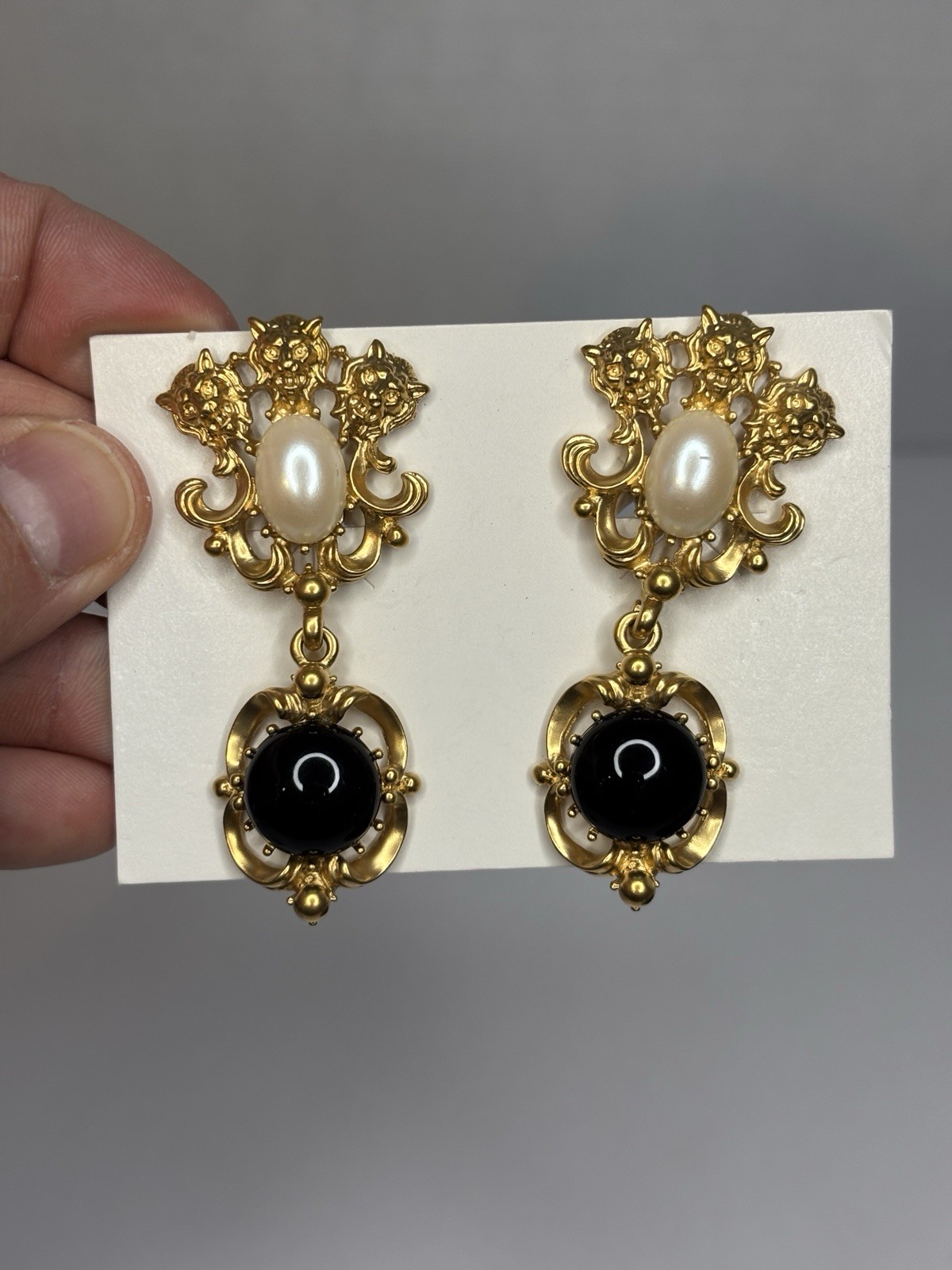 RARE Avon Vintage Gold Tone Lion Heads White / Black Cabochons Brooch & Earrings