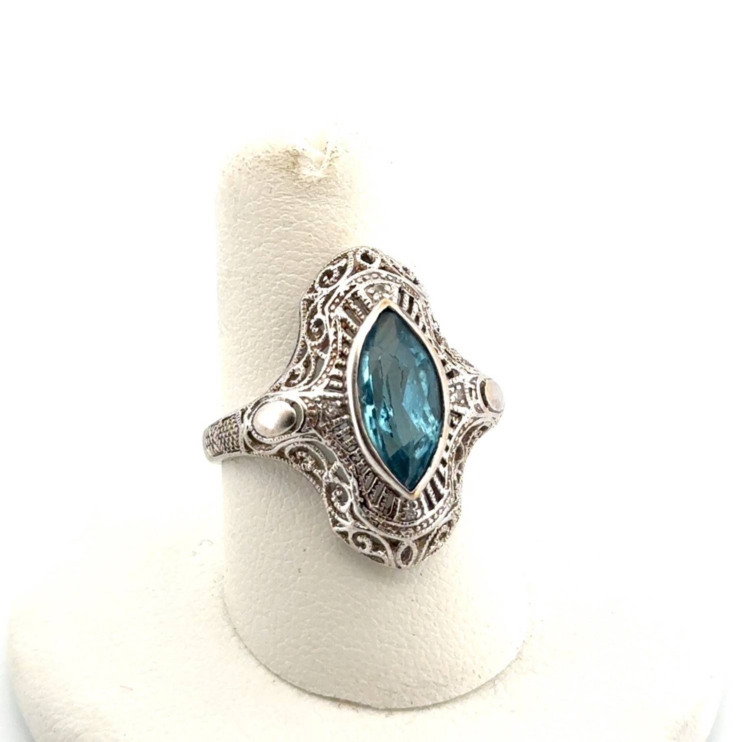 Size: 8 Vintage 10k White Gold Filigree Open Work Blue Topaz Ring 4.3g