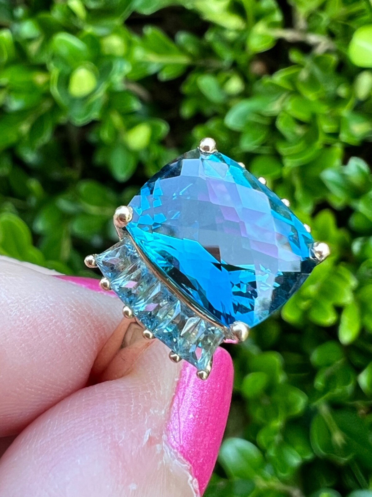 VINTAGE 14K GOLD FACETED DEEP TEAL LONDON BLUE AND LIGHT SWISS BLUE TOPAZ RING