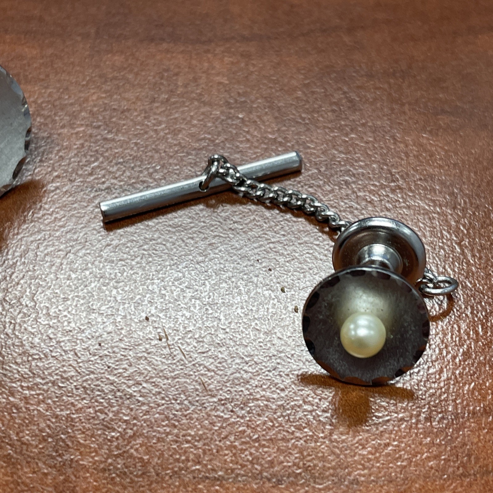 Vintage Flex Let Silver Tone Faux Pearl Fancy Cuff-links Tie Clip Chain Set USA