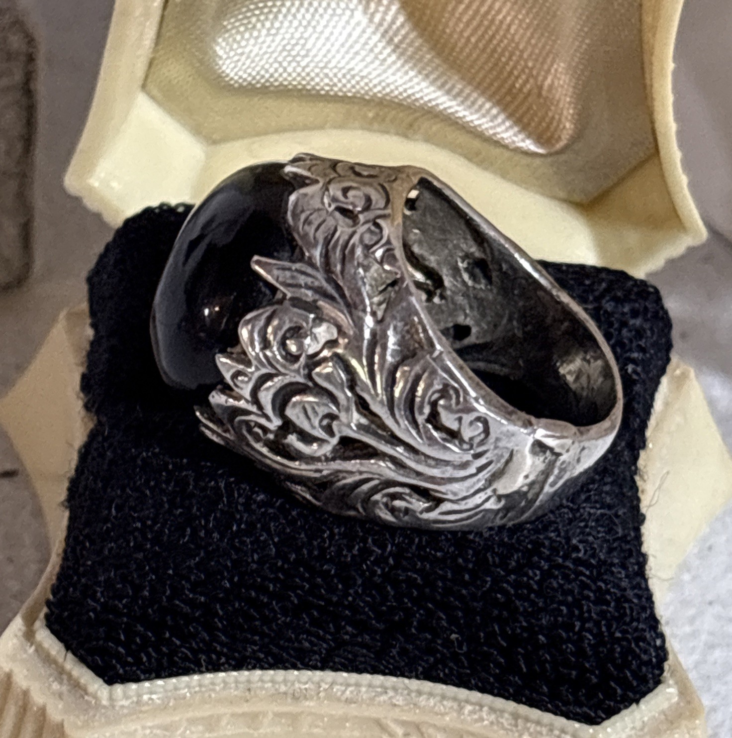 Vintage Silver‑Tone Ring with Black Onyx‑Style Cabochon Scrollwork Design