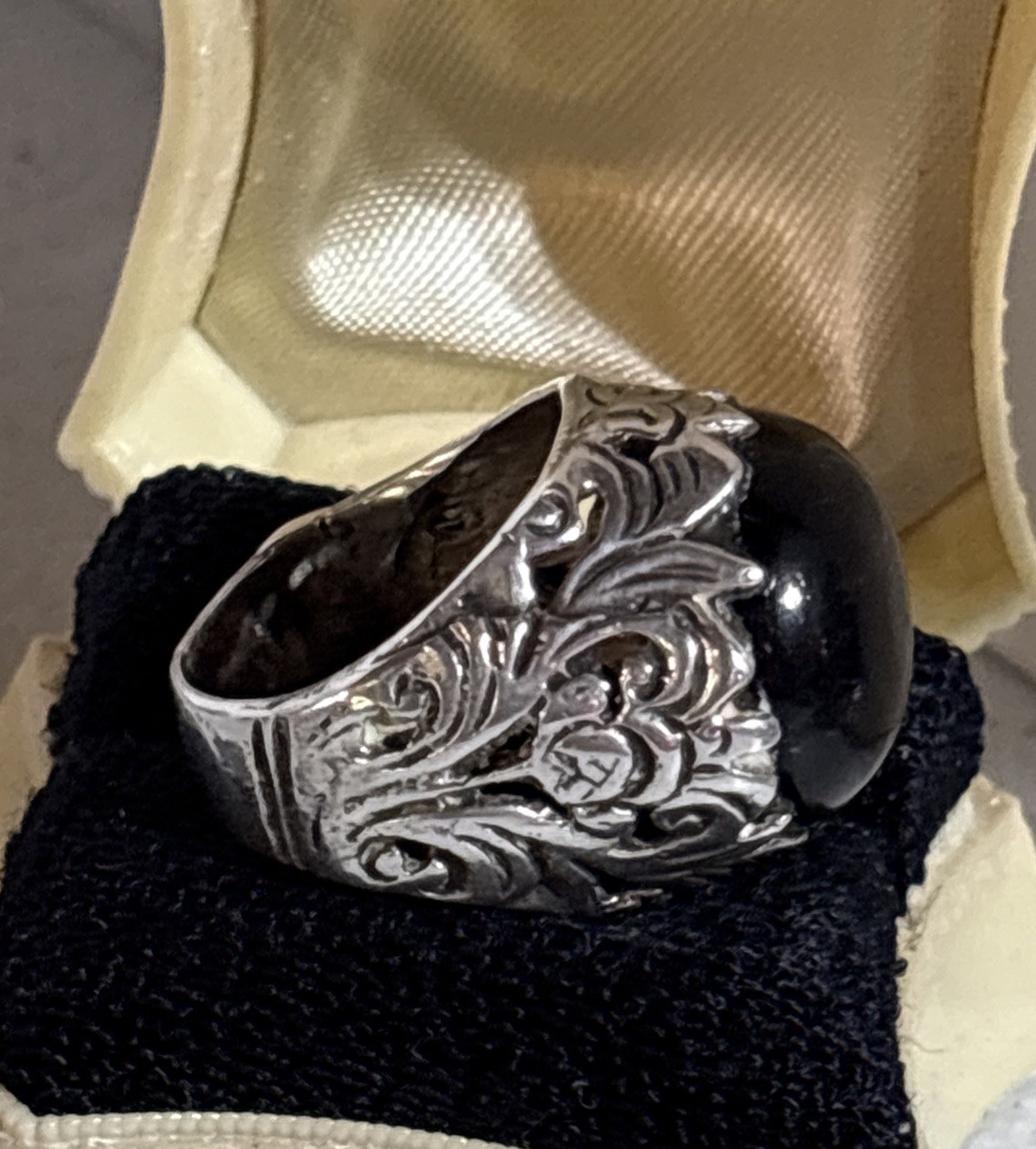 Vintage Silver‑Tone Ring with Black Onyx‑Style Cabochon Scrollwork Design