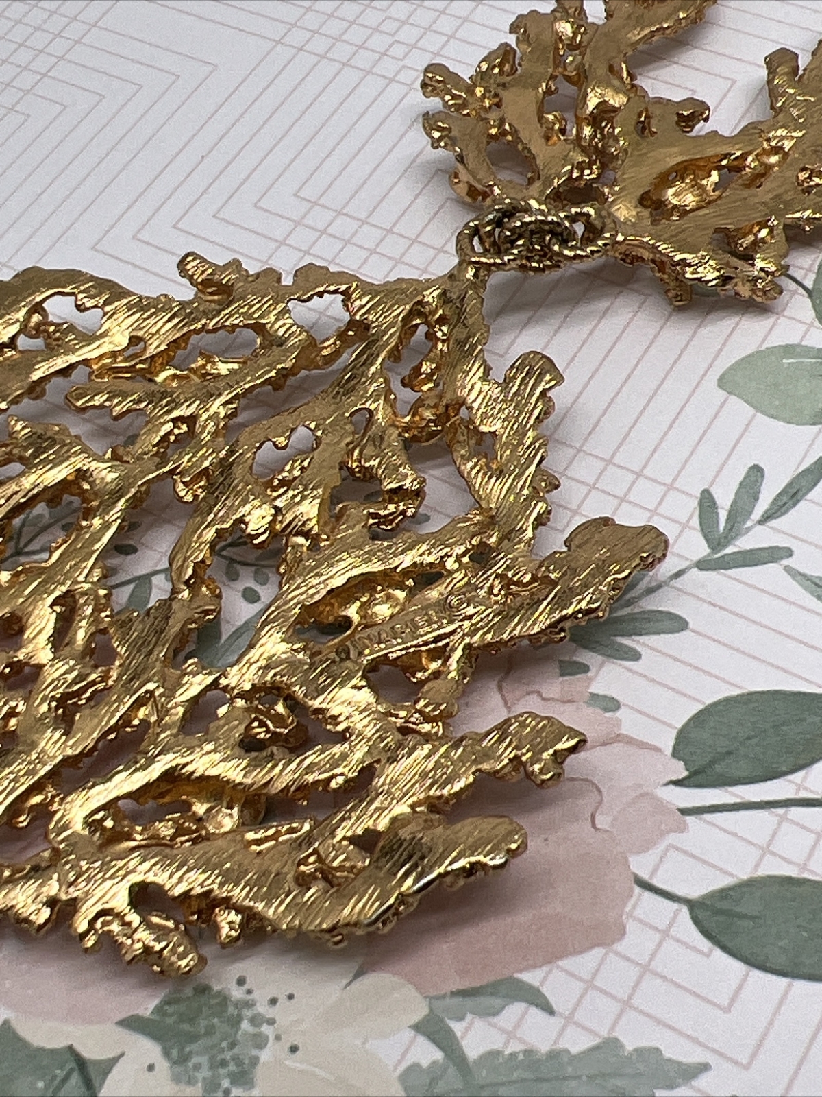 RARE 1971 NAPIER BERTOLLI ‘SCULPTED CORAL’ GOLD-TONE CHAIN PENDANT BOOK PIECE