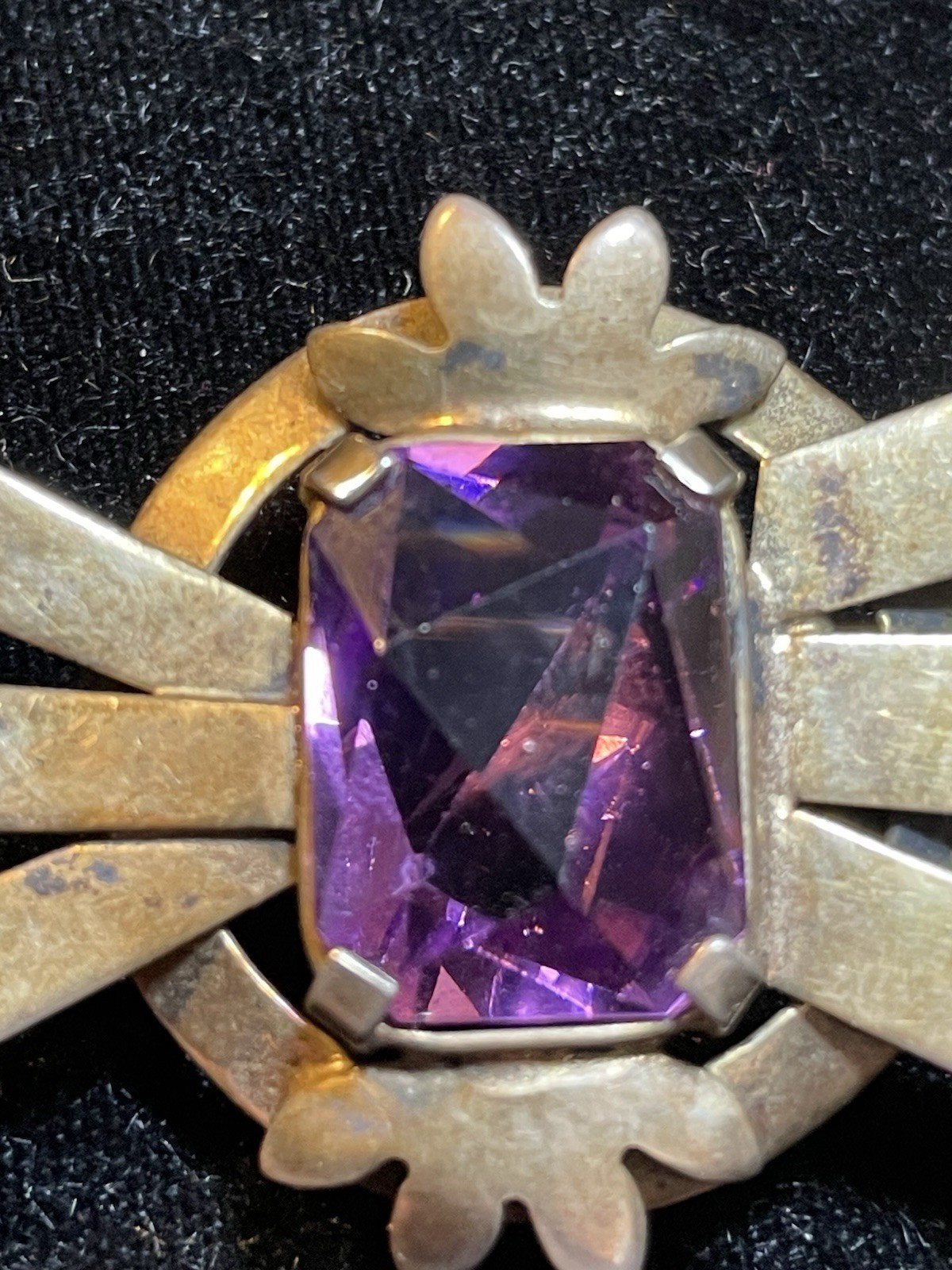 LARGE VINTAGE STERLING SILVER RIBBON BROOCH PURPLE PASTE STONE CIRCA 1940s-50s