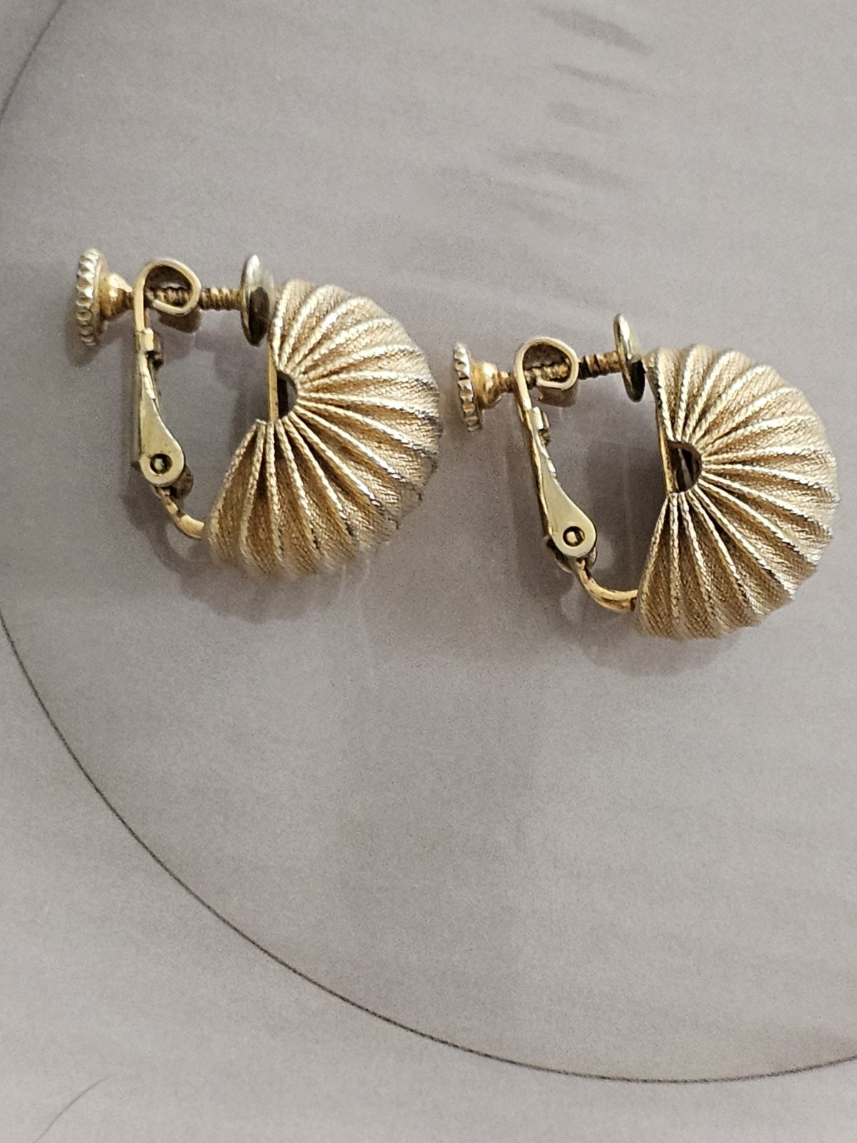 Vintage Adjustable Clip On Earrings In Vendome Armadilla Style. Gold Tone. 1950s