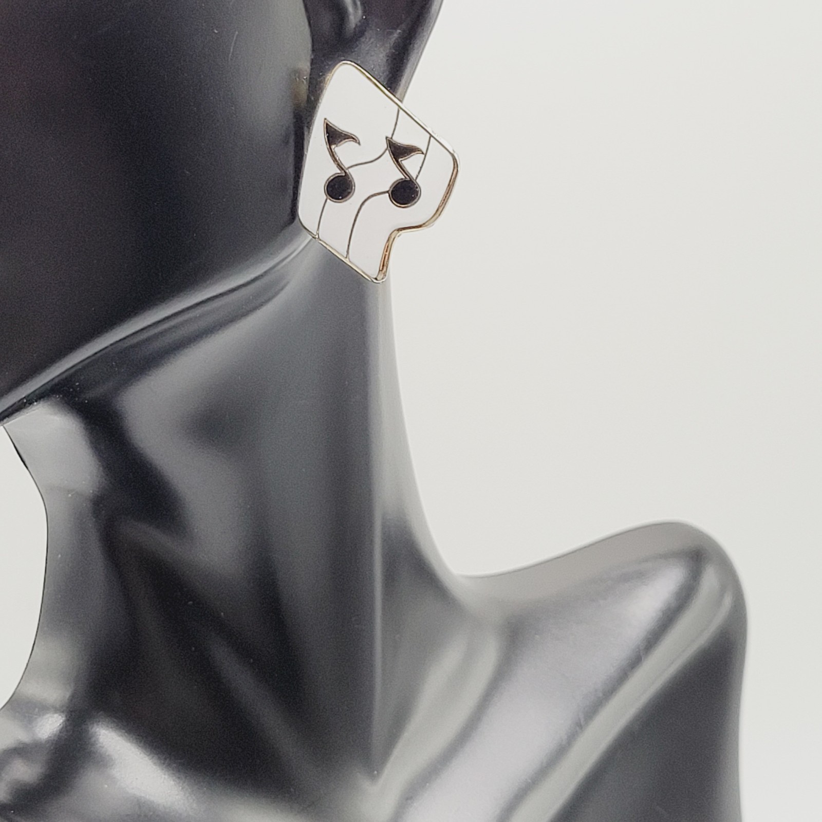 Musical Note White Black Enamel Gold Tone Pierced Stud Vtg Earrings Discovery
