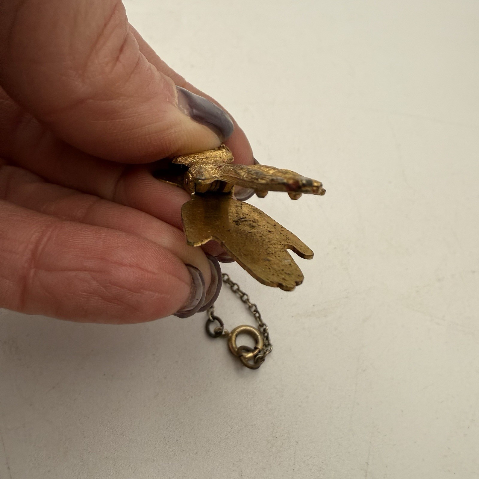 Vintage Scarf Glove Holder with chain gold Tone Intricate Clamped Hands