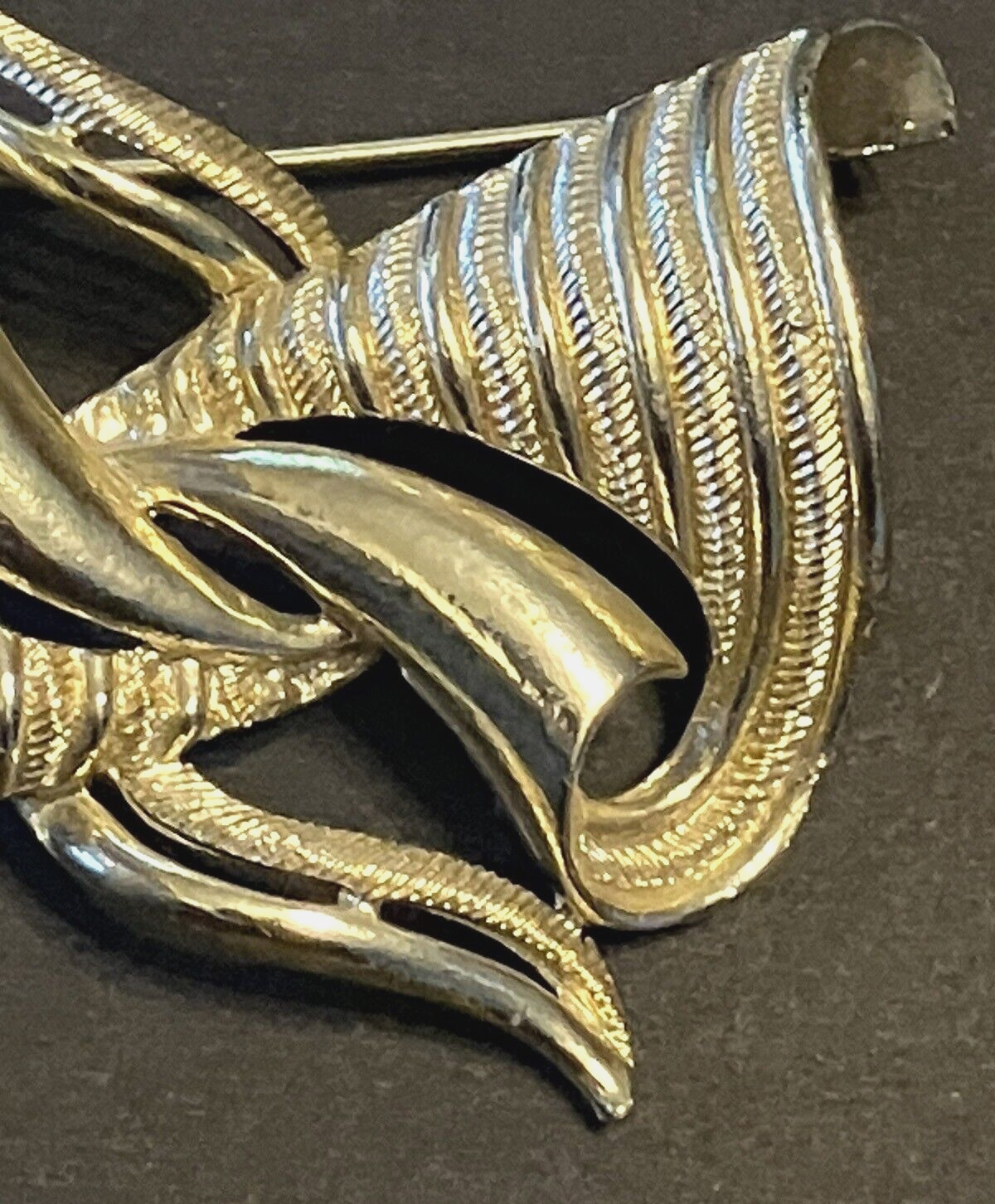 Vintage Gold Tone Brooch Textured Flowy Ribbons